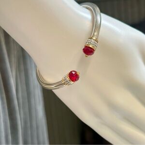 NWT BRIGHTON
MERIDIAN OPEN HINGED BANGLE IN SILVER-RED